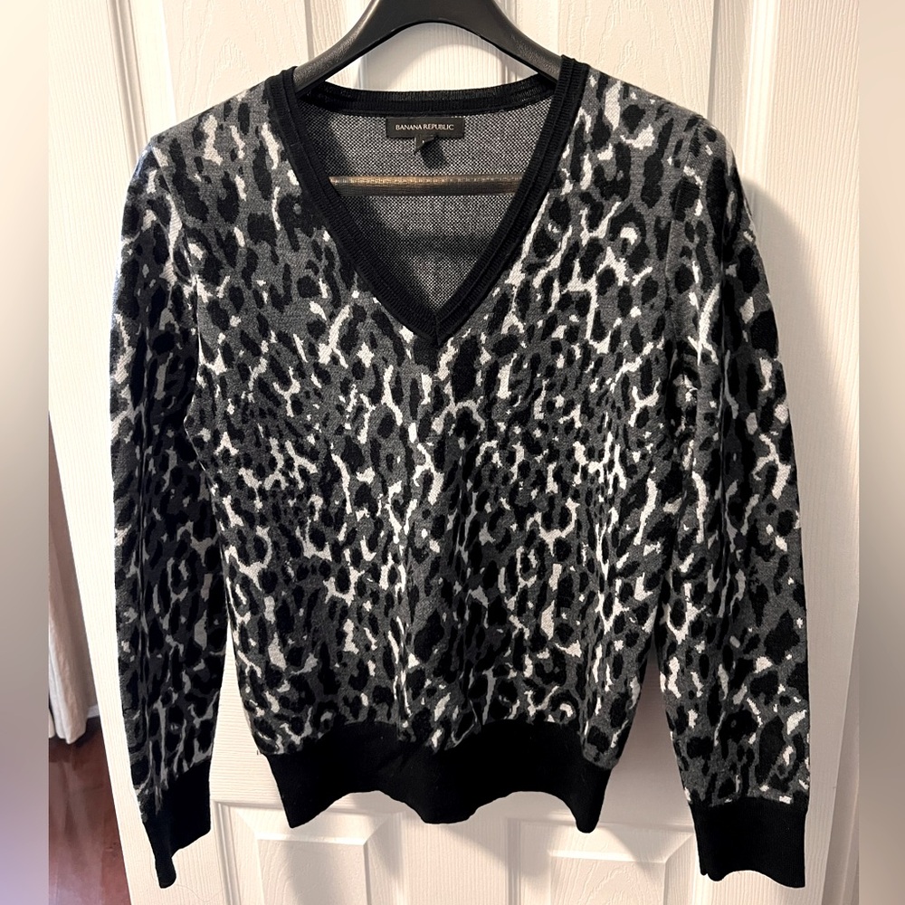 Grey leopard v neck sweater
